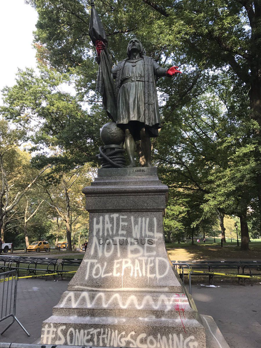 The defaced statue at 8:47 a.m. on Septemer 12, 2017 (<a href="https://twitter.com/cd_clifford/status/907586489458024448">Christen Clifford</a>)